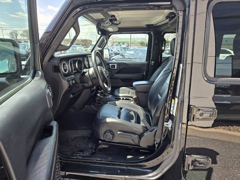 Used 2018 Jeep Wrangler Unlimited Sahara image 14