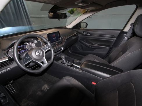 Used 2025 Nissan Altima 2.5 SV image 2