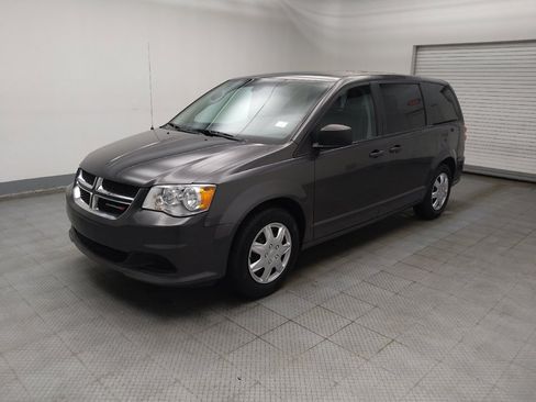 Used 2019 Dodge Grand Caravan SE w/ UConnect Hands-Free Group image 2