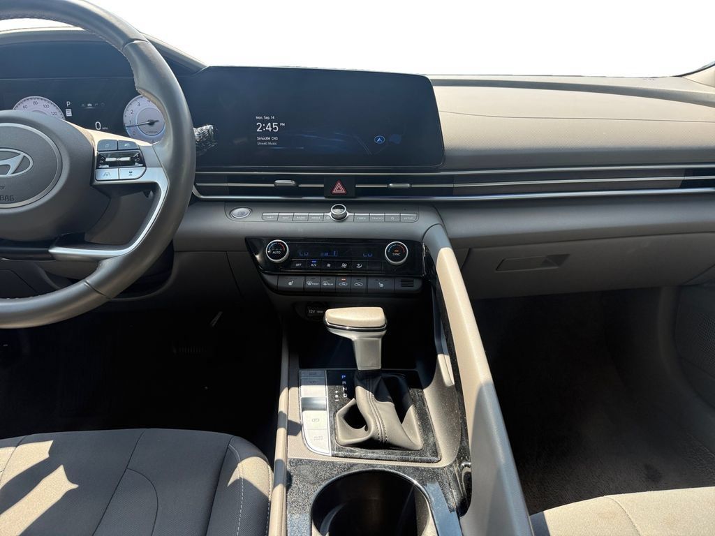 Used 2025 Hyundai Elantra SEL FWD image 11