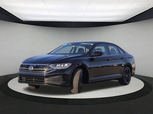 Certified 2023 Volkswagen Jetta SE w/ Panoramic Sunroof Package image 3