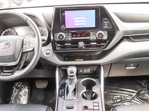 Used 2024 Toyota Highlander XSE FWD image 14