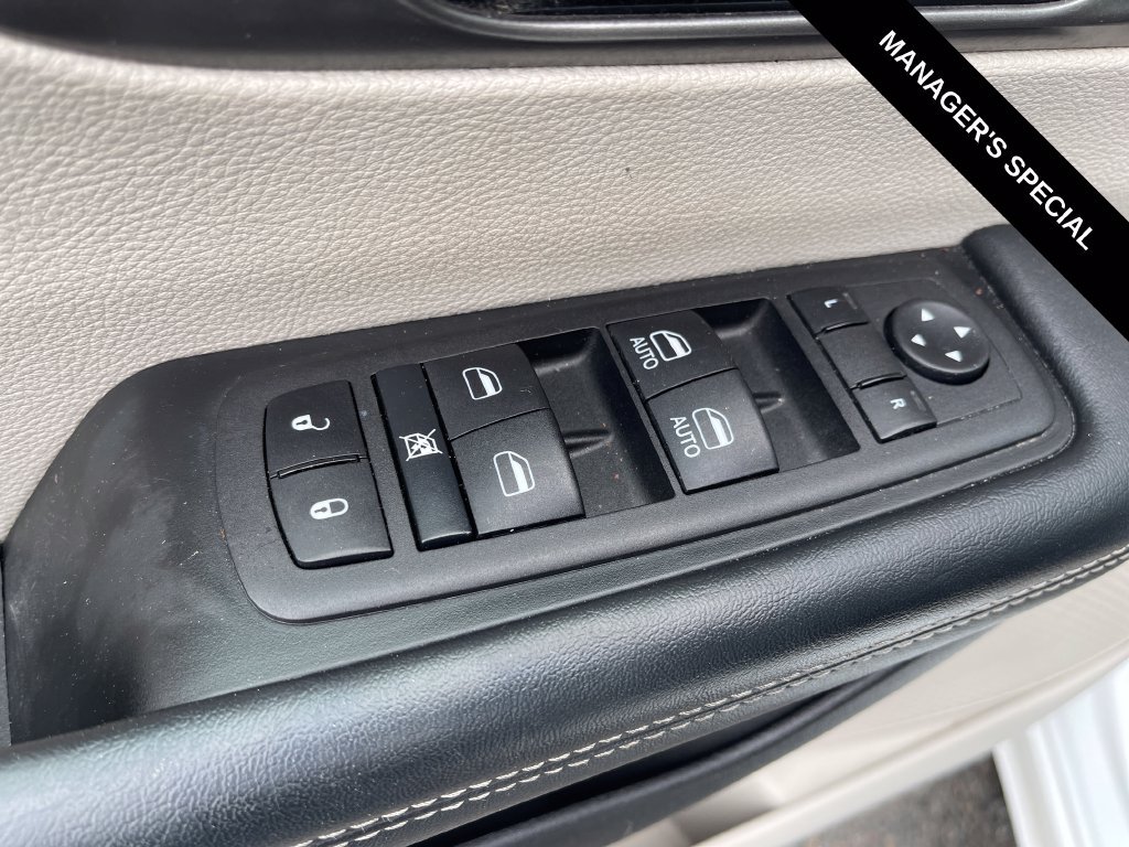 Used 2023 Chrysler Pacifica Touring-L FWD image 14
