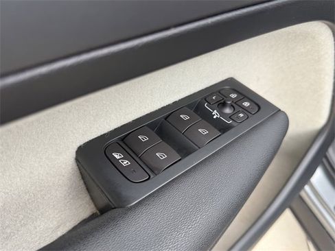 Used 2019 Volvo XC40 T5 Momentum image 9