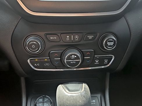 Used 2019 Jeep Cherokee Trailhawk w/ Cold Weather Group AWD/4WD image 19