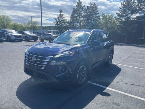 Used 2024 Nissan Rogue SV w/ SV Premium Package image 3