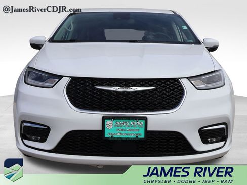 Used 2023 Chrysler Pacifica Touring-L FWD image 7