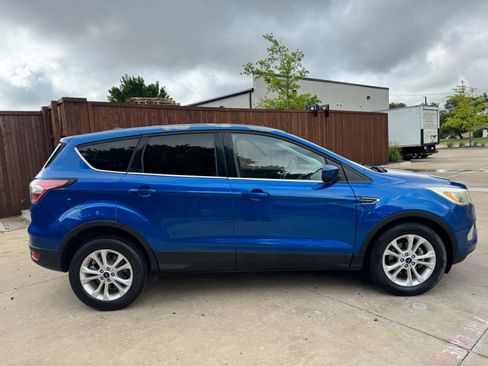 Used 2017 Ford Escape SE FWD image 2