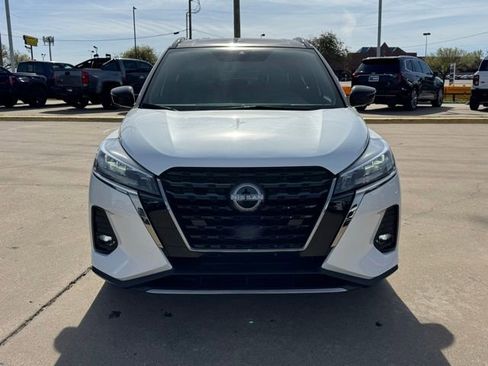 Used 2023 Nissan Kicks SR w/ SR Premium Package image 2