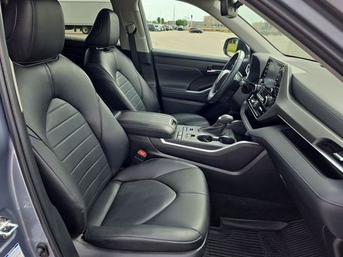 Used 2022 Toyota Highlander XLE AWD/4WD image 33