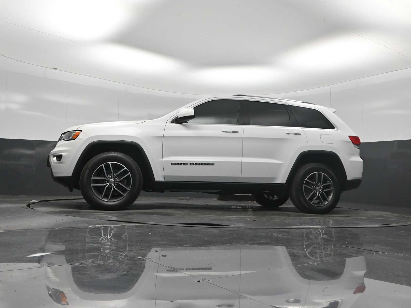 Used 2018 Jeep Grand Cherokee Laredo AWD/4WD image 41