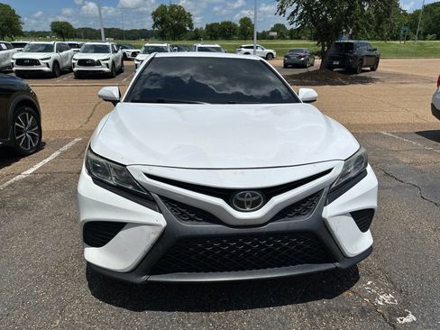 Used 2019 Toyota Camry SE w/ Carpet Mat Package FWD image 3