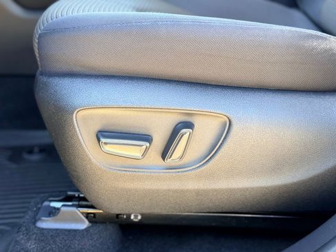 Used 2023 Toyota Highlander L image 9