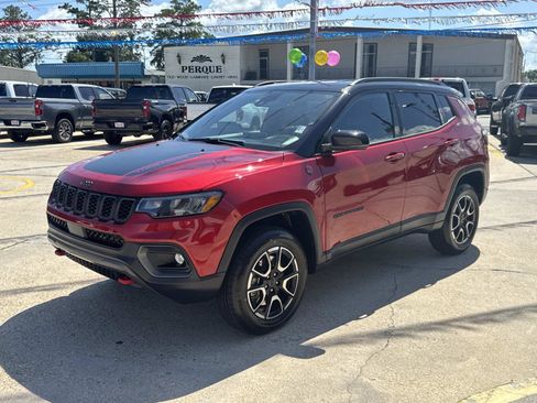 Used 2025 Jeep Compass Trailhawk AWD/4WD image 3
