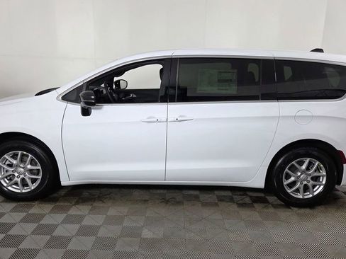 New 2026 Chrysler Pacifica Select image 4