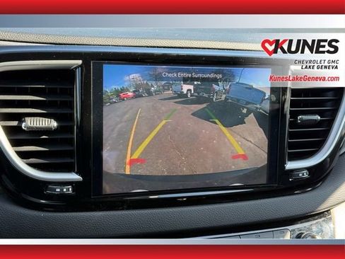 Used 2024 Chrysler Pacifica Touring-L FWD image 17