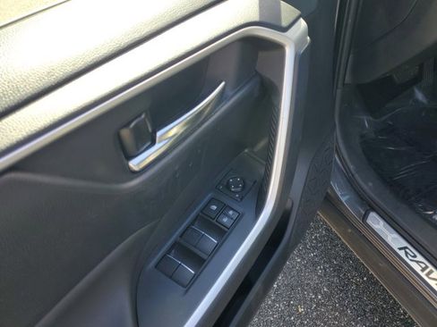 Used 2021 Toyota RAV4 XLE Premium image 17