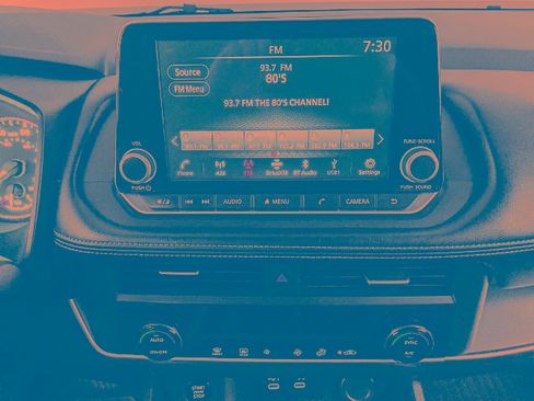 Used 2025 Nissan Rogue SV image 9