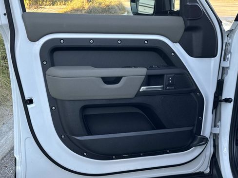Certified 2025 Land Rover Defender 110 X-Dynamic SE image 18