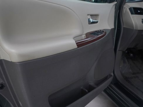 Used 2012 Toyota Sienna XLE image 22