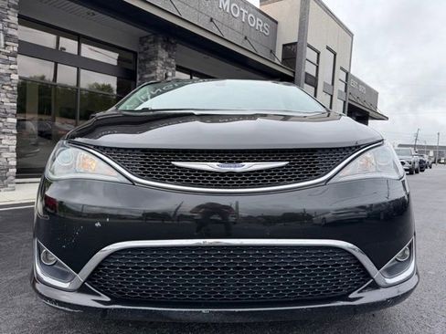 Used 2018 Chrysler Pacifica Touring-L FWD image 13