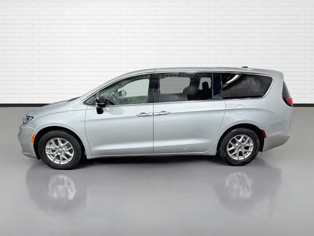 Used 2024 Chrysler Pacifica Touring-L FWD image 6