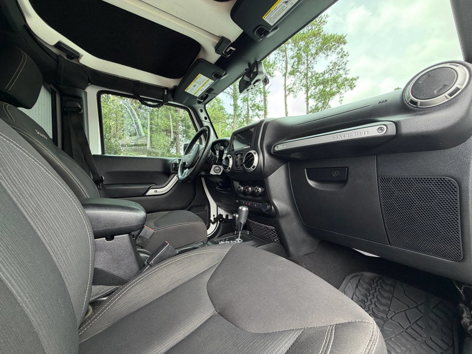 Used 2018 Jeep Wrangler Unlimited Sahara AWD/4WD image 15