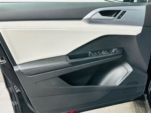 Certified 2025 Volkswagen Taos SE image 26