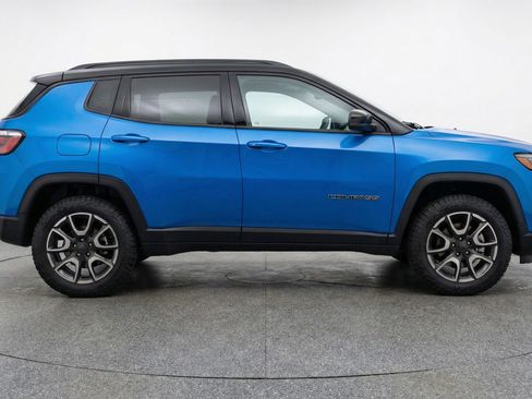 Used 2025 Jeep Compass Trailhawk AWD/4WD image 11