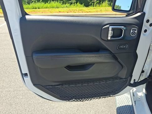 Used 2018 Jeep Wrangler Unlimited Sahara AWD/4WD image 12