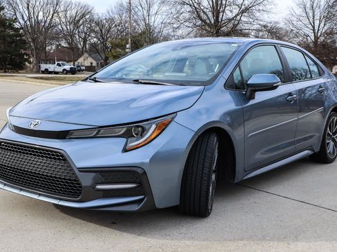 Used 2020 Toyota Corolla SE w/ SE Premium Package image 3