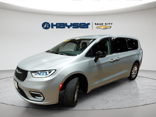 Used 2024 Chrysler Pacifica Touring-L FWD image 3