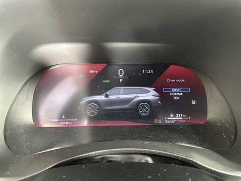 Used 2023 Toyota Highlander Limited image 24