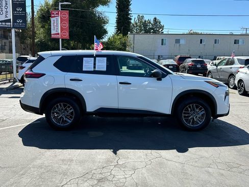 Used 2024 Nissan Rogue S FWD image 9