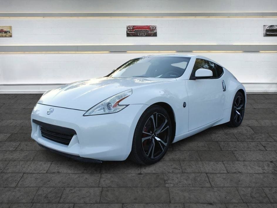 Used 2018 Nissan 370Z Coupe RWD image 3