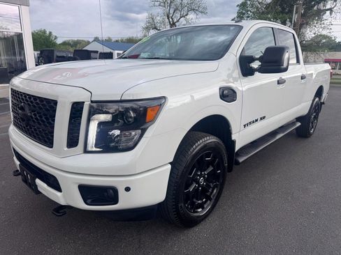 Used 2019 Nissan Titan SV w/ SV Convenience Package AWD/4WD image 7