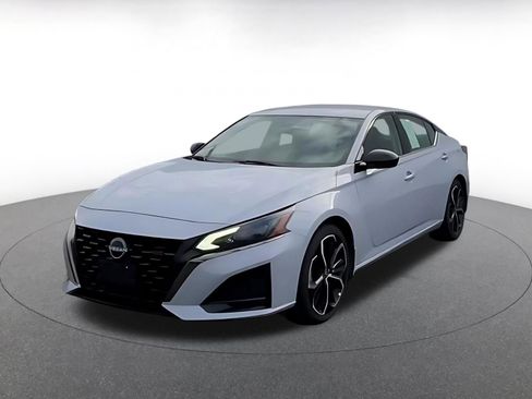 Used 2025 Nissan Altima 2.5 SR FWD image 9