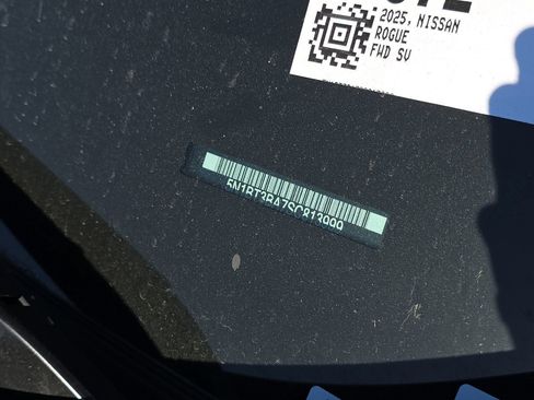 Used 2025 Nissan Rogue SV FWD image 3