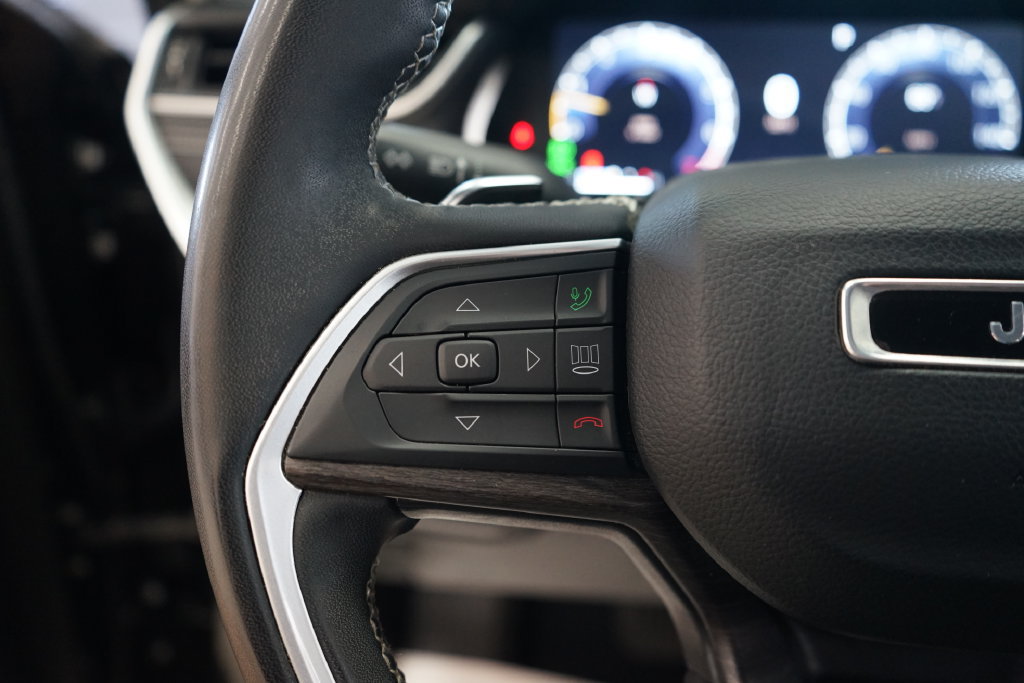 Used 2023 Jeep Grand Cherokee Limited AWD/4WD image 32
