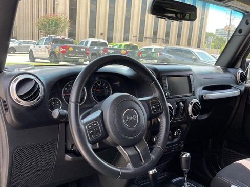 Used 2018 Jeep Wrangler Unlimited Sahara w/ Connectivity Group AWD/4WD image 13