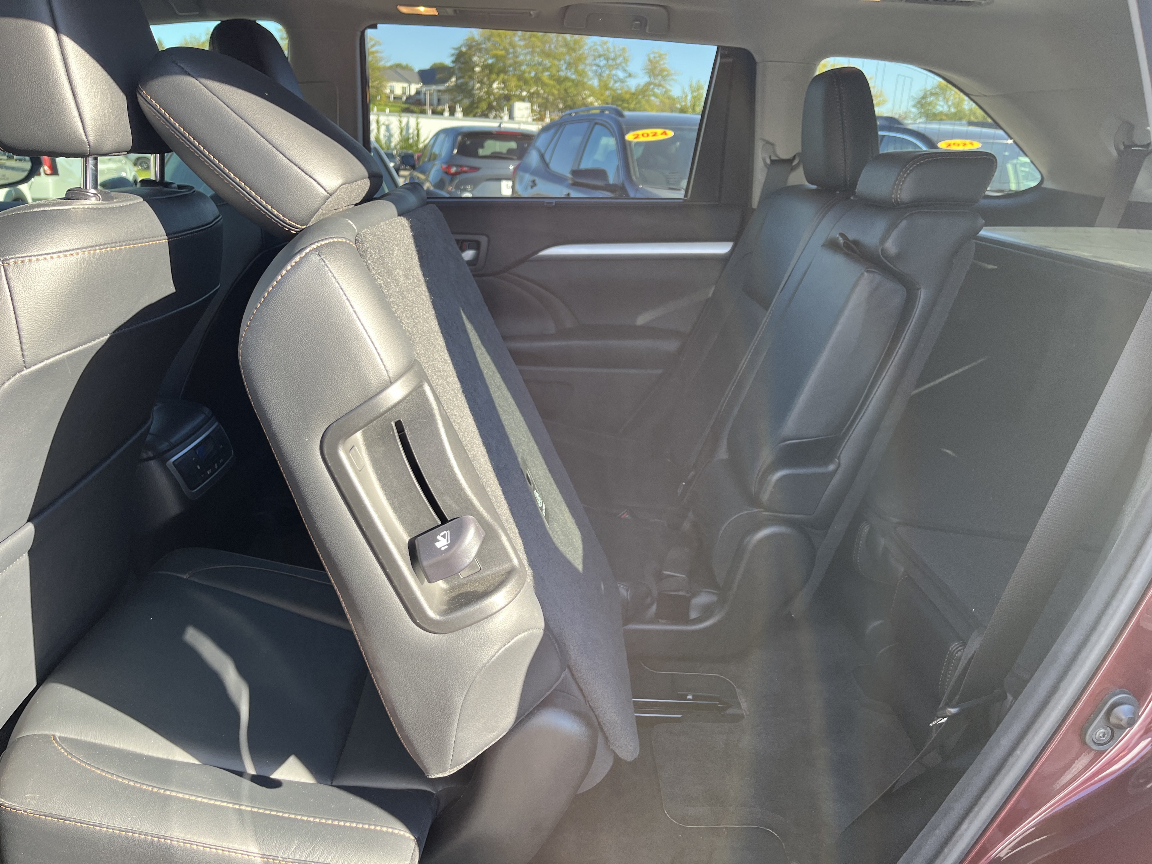 Used 2018 Toyota Highlander XLE FWD image 16