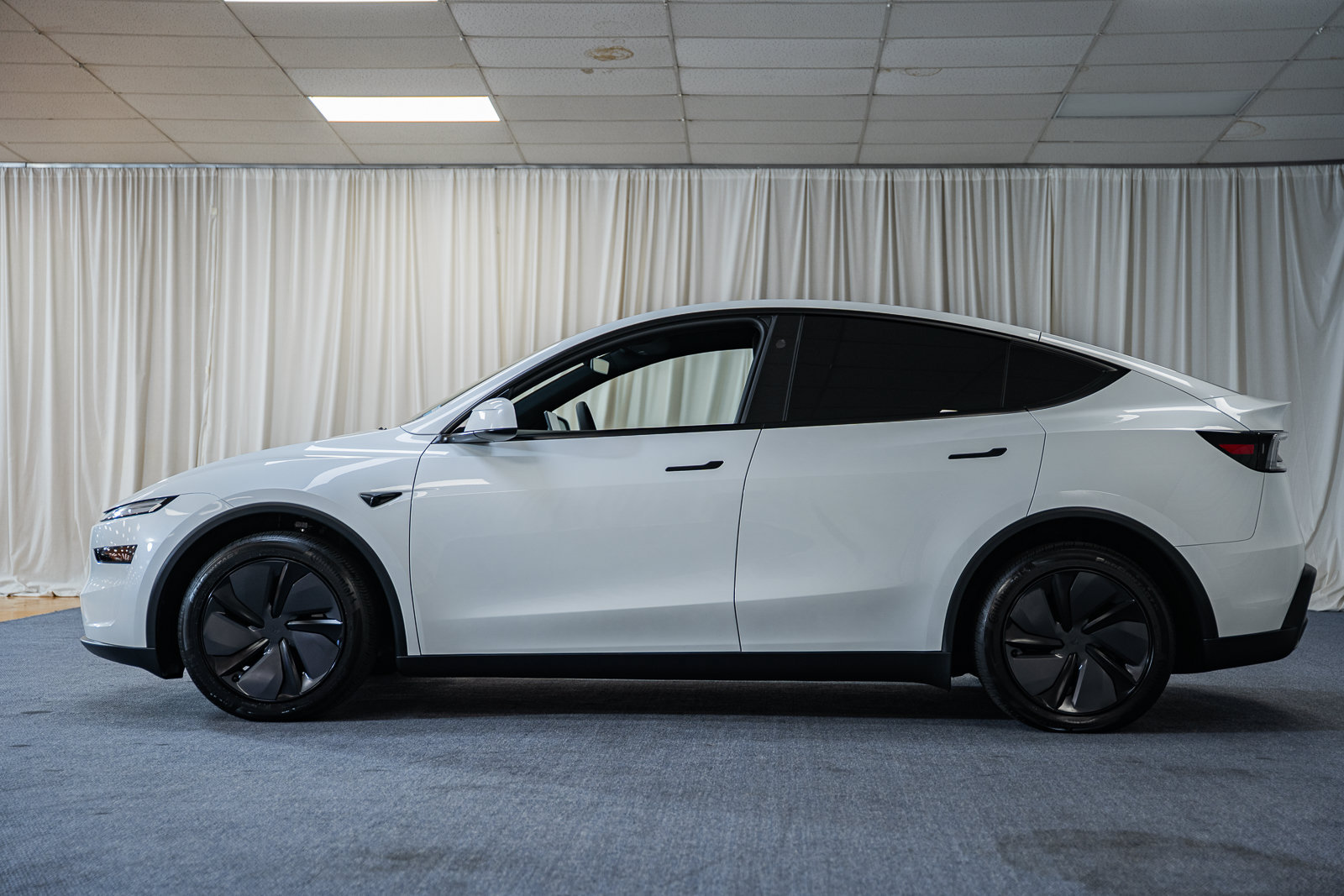 Used 2026 Tesla Model Y AWD image 5