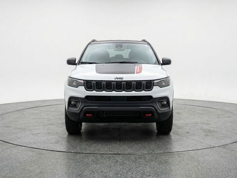 Used 2025 Jeep Compass Trailhawk AWD/4WD image 2