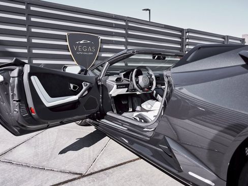 Used 2024 Lamborghini Huracan EVO image 34