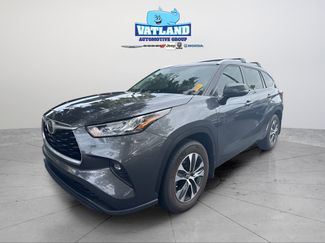 Used 2020 Toyota Highlander XLE FWD video 1