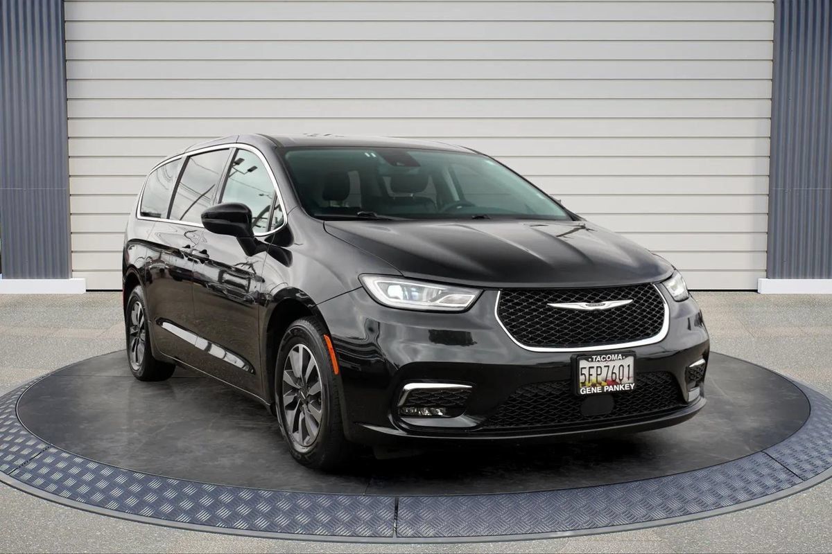 Used 2023 Chrysler Pacifica Touring-L FWD image 1