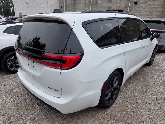 Used 2025 Chrysler Pacifica Limited FWD image 5