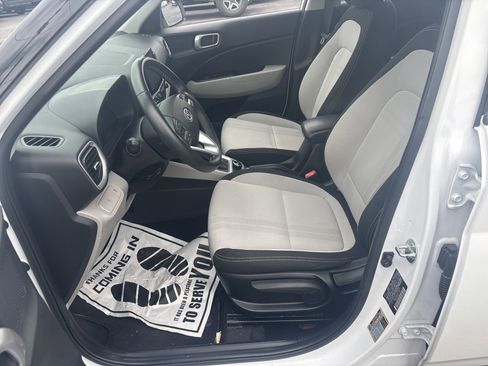 Used 2024 Hyundai Venue SEL FWD image 12