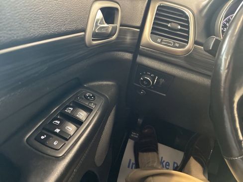 Used 2020 Jeep Grand Cherokee Altitude AWD/4WD image 32