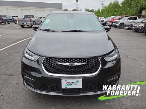 Used 2023 Chrysler Pacifica Touring-L FWD image 2
